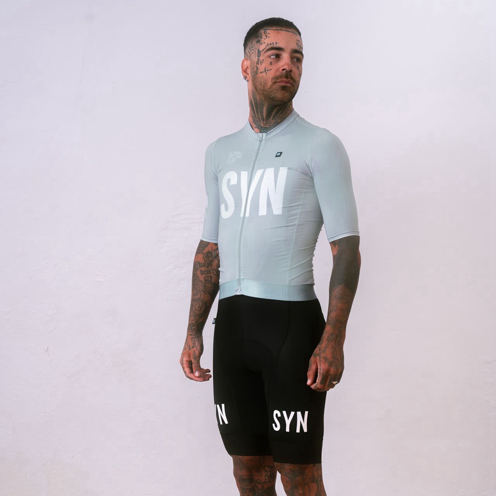 Zilvergrijs wielertrui met kor - Cycling Bib Shorts recensie en prijs